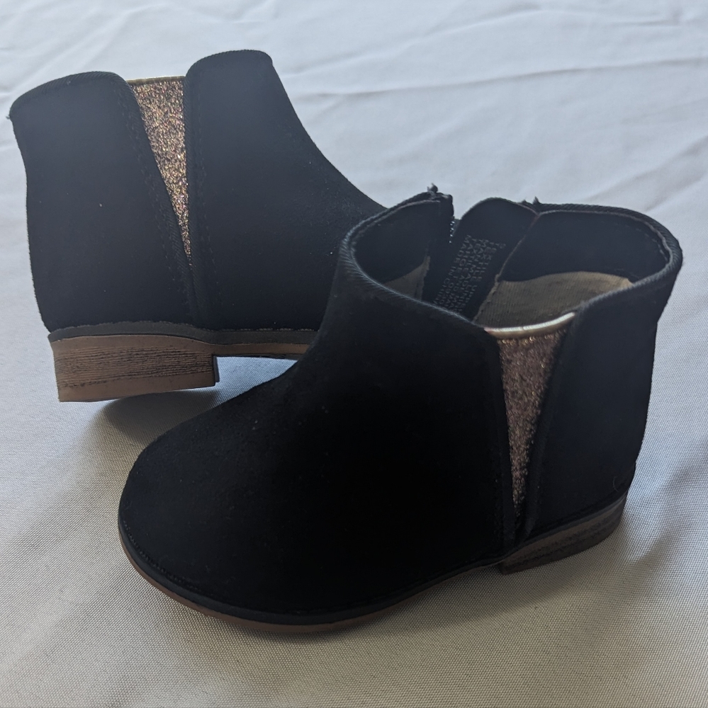 Size 5 girls shoes. Cat & Jack